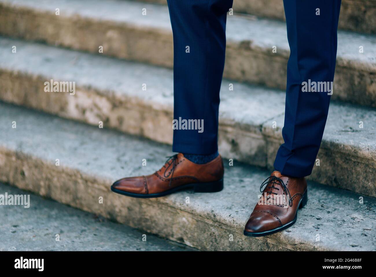 Le scarpe marrone sulle gambe maschio Foto Stock