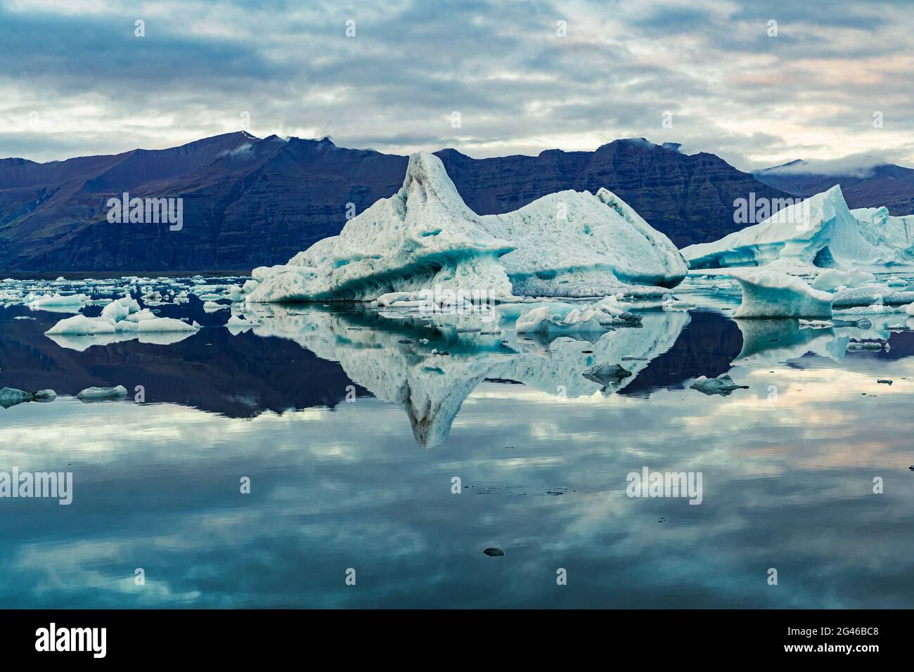 Il riflesso di un iceberg isolato sulla laguna di Jokulsarlon, Islanda Foto Stock