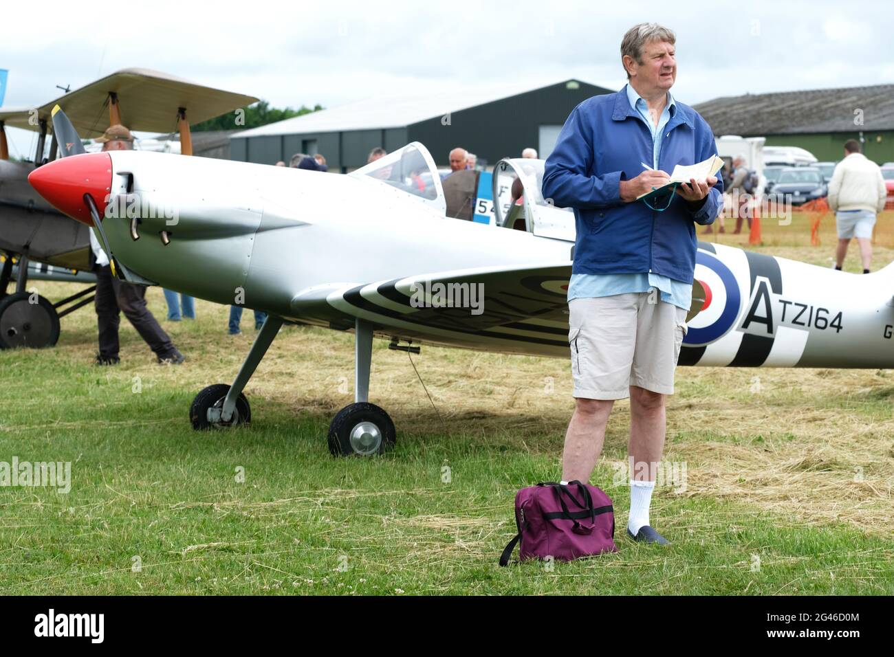 Turweston Airfield, Buckinghamshire, Regno Unito - Sabato 19 Giugno 2021 - piloti e appassionati di aviazione hanno la possibilità di partecipare al volo Air Britain al Turweston Airfield oggi in una giornata estiva. La foto mostra un appassionato di aviazione di fronte a un Isaacs Spitfire, una replica in scala 6/10 del famoso aereo da combattimento in tempo di guerra. Photo Steven May / Alamy Live News Foto Stock