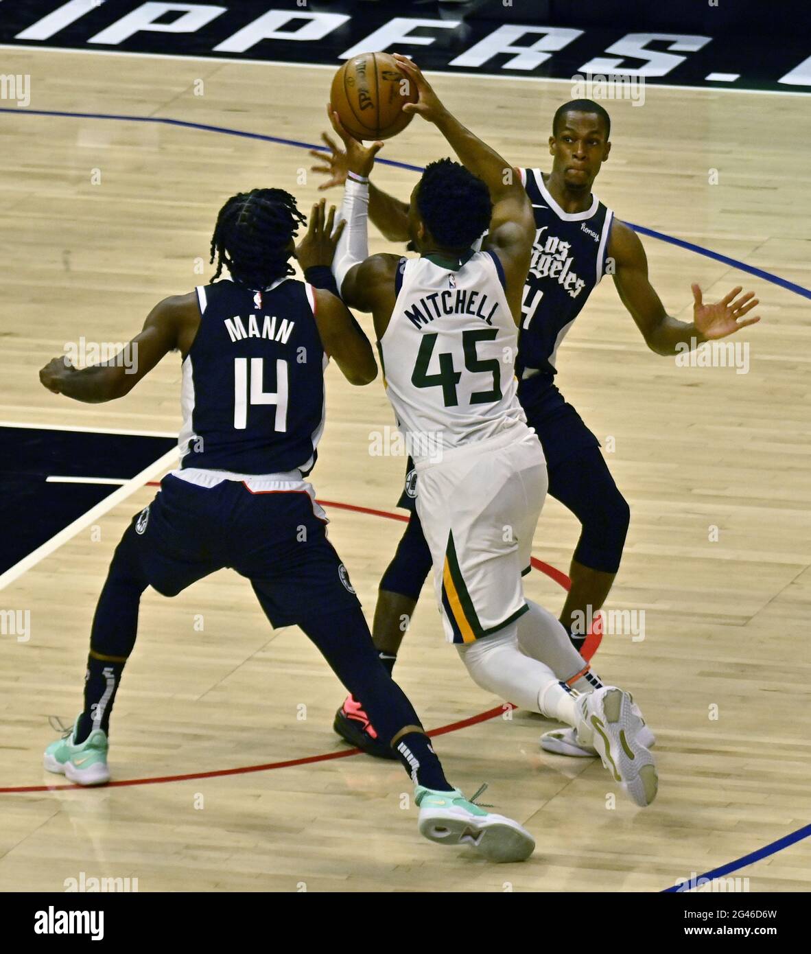 Los Angeles, Stati Uniti. 19 giugno 2021. La guardia dello Utah Jazz Donovan Mitchell (45) è scagliata dalla guardia dei Los Angeles Clippers Rajon Rondo (14) durante la prima metà in Games 6 della loro serie di playoff del secondo turno migliore-di-sette al Centro Staples a Los Angeles venerdì 18 giugno 2021. I Clippers hanno eliminato il jazz più seeded con una vittoria del 131-119 davanti alla più grande folla di NBA di Los Angeles da quando la pandemia ha chiuso gli sport nel marzo 2020. Foto di Jim Ruymen/UPI Credit: UPI/Alamy Live News Foto Stock