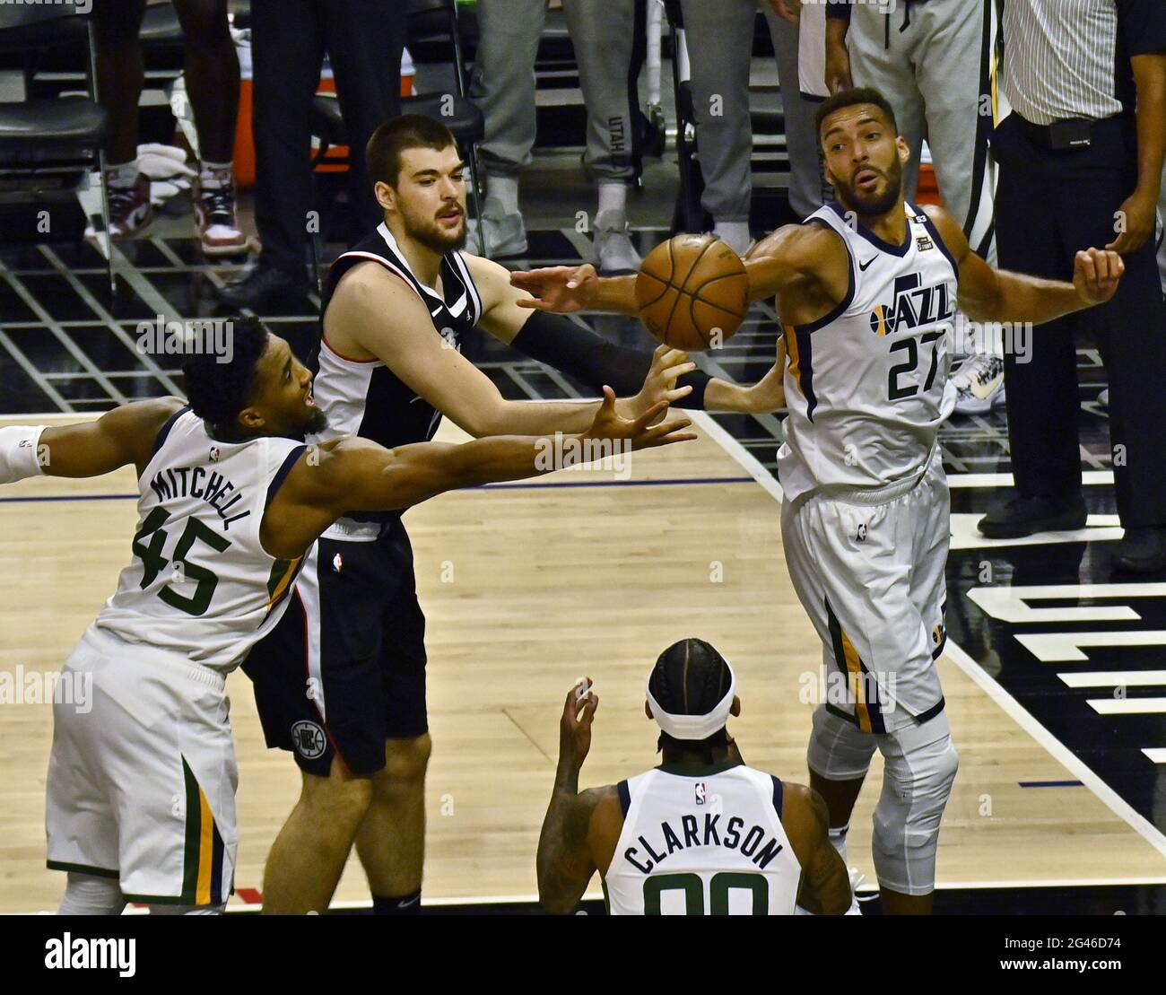 Los Angeles, Stati Uniti. 19 giugno 2021. Il centro di Los Angeles Clippers Ivica Zubac (40) perde la palla sotto la pressione degli Utah Jazzdefenders durante la prima metà in Games 6 della loro serie di playoff di secondo turno migliore-di-sette presso lo Staples Center a Los Angeles venerdì 18 giugno 2021. I Clippers hanno eliminato il jazz più seeded con una vittoria del 131-119 davanti alla più grande folla di NBA di Los Angeles da quando la pandemia ha chiuso gli sport nel marzo 2020. Foto di Jim Ruymen/UPI Credit: UPI/Alamy Live News Foto Stock