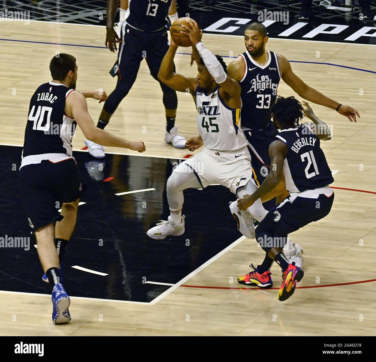 Los Angeles, Stati Uniti. 19 giugno 2021. La guardia jazz dello Utah Donovan Mitchell (45) è triplice-teamed i difensori dei Clippers di Los Angeles durante la prima metà in Giochi 6 della loro serie di playoff di secondo-round migliore-di-sette Matchup allo Staples Center a Los Angeles venerdì 18 giugno 2021. I Clippers hanno eliminato il jazz più seeded con una vittoria del 131-119 davanti alla più grande folla di NBA di Los Angeles da quando la pandemia ha chiuso gli sport nel marzo 2020. Foto di Jim Ruymen/UPI Credit: UPI/Alamy Live News Foto Stock