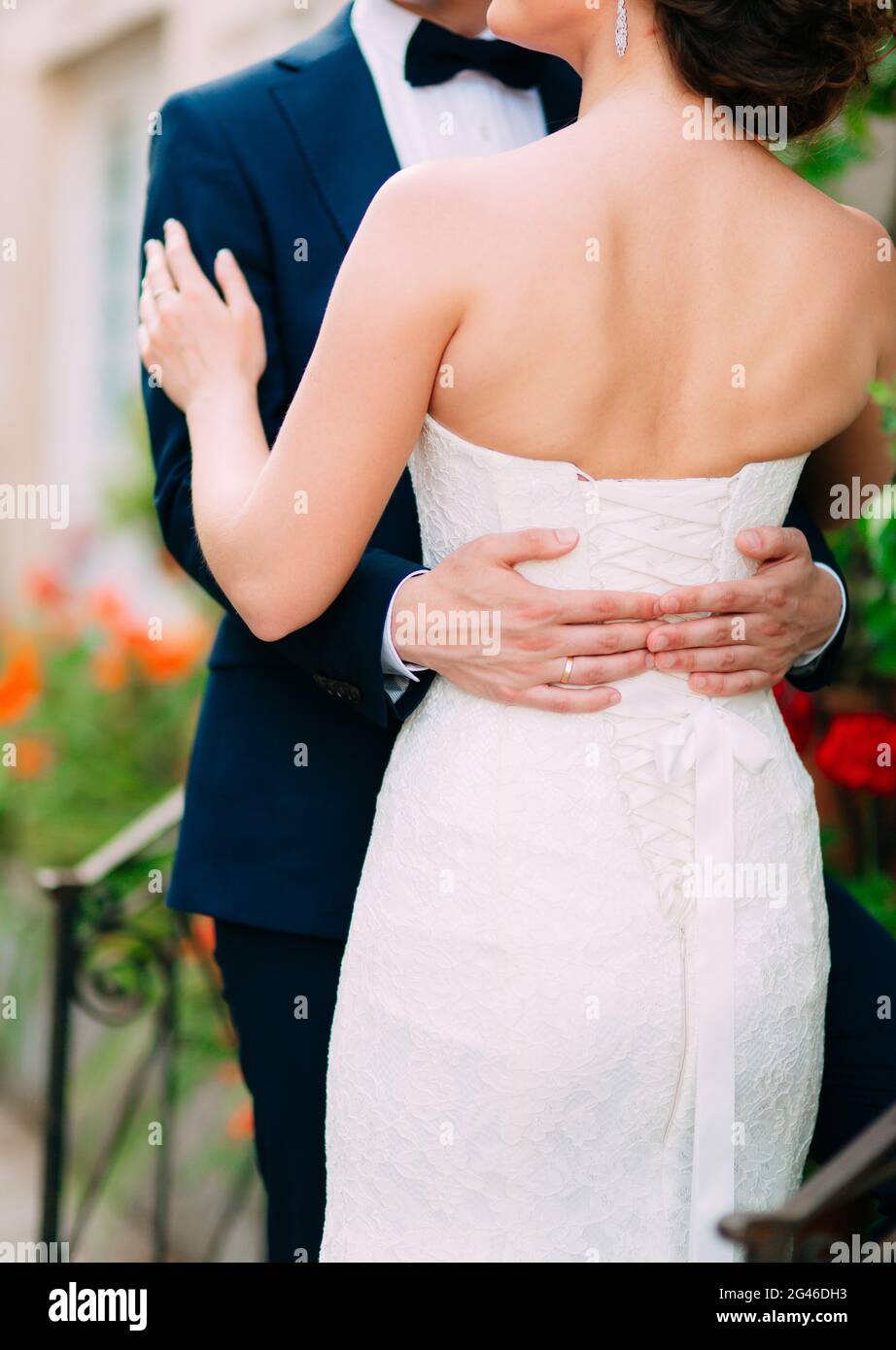 La sposa è abbracciando il govern Foto Stock