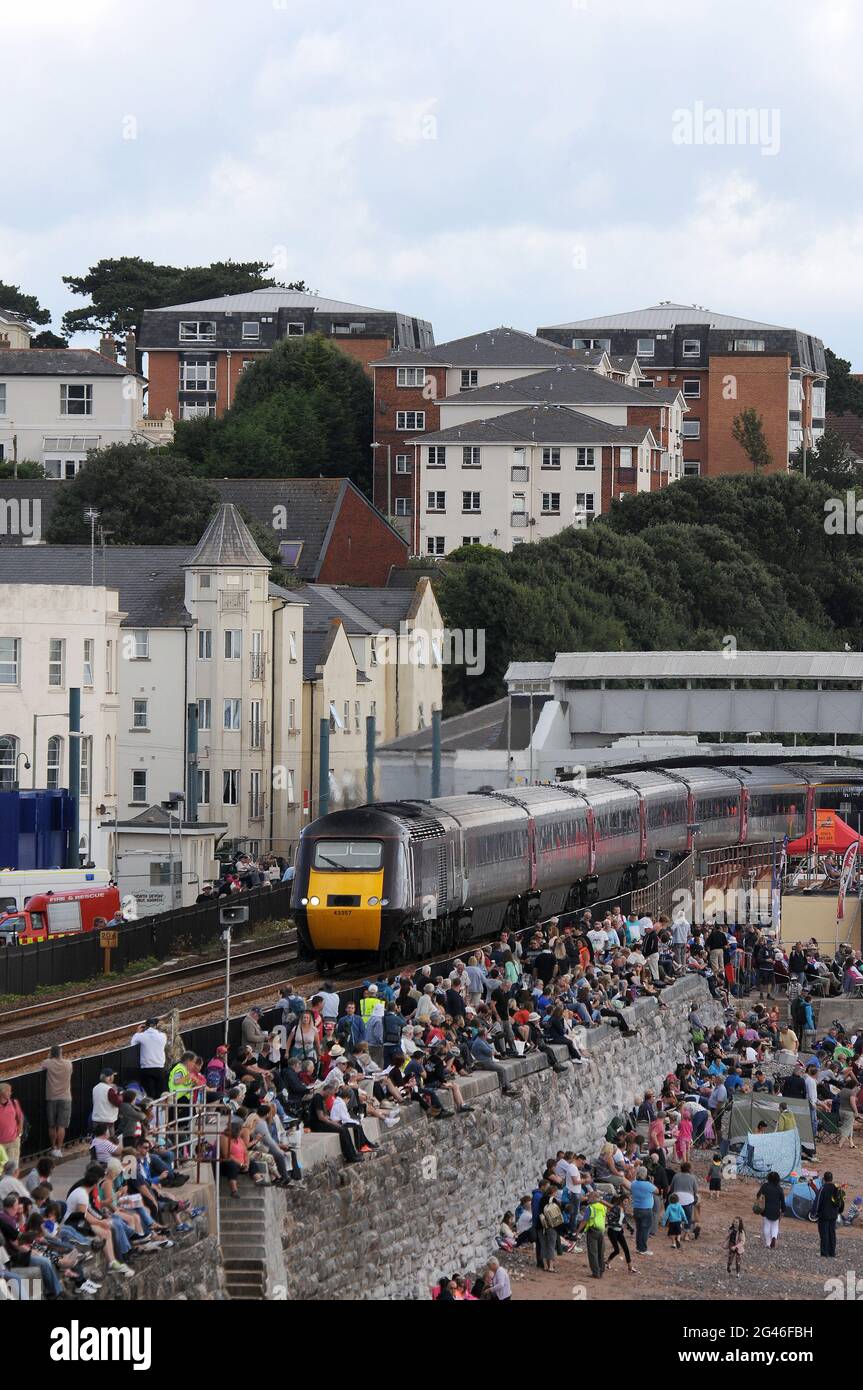 Cross Country H.S.T. con auto elettrica '43357' leader, si dirige a ovest da Dawlish. Foto Stock