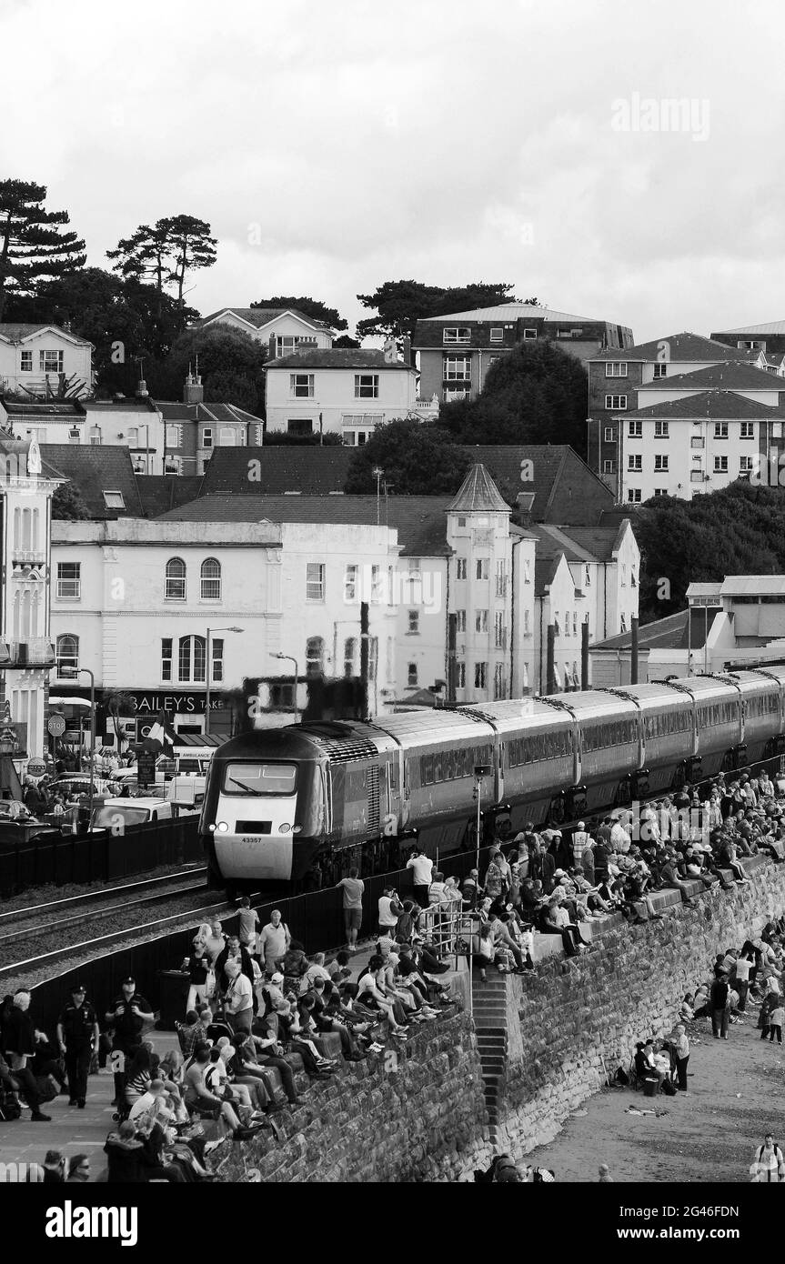 Cross Country H.S.T. con auto elettrica '43357' leader, si dirige a ovest da Dawlish. Foto Stock