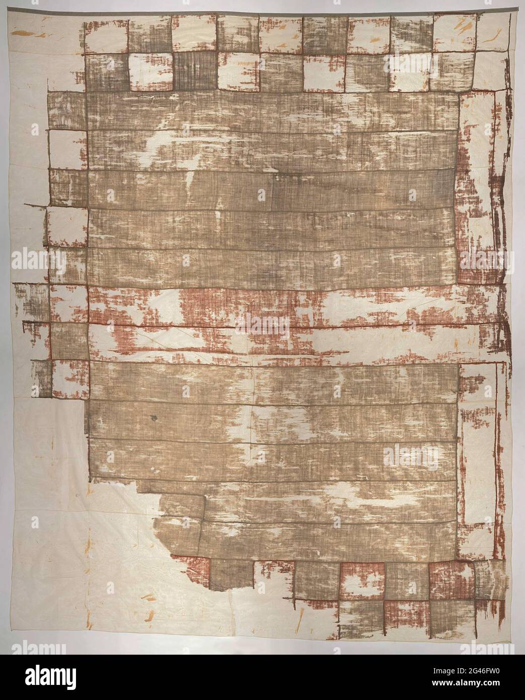 Frammento di un indicatore di spedizione. Frammento di bandiera di una nave, quasi tutta la metà sinistra, con una croce rossa (St George's Cross) su uno sfondo bianco, e un doppio bordo a scacchi rosso-bianco. Questa bandiera è una 'Guinea Jack', che è stata schierata dalla compagnia reale inglese di Africa. Questo esemplare è probabilmente conquistato nel 1665 dal Forte Cormanthijn sulla costa dell'Africa occidentale. Foto Stock