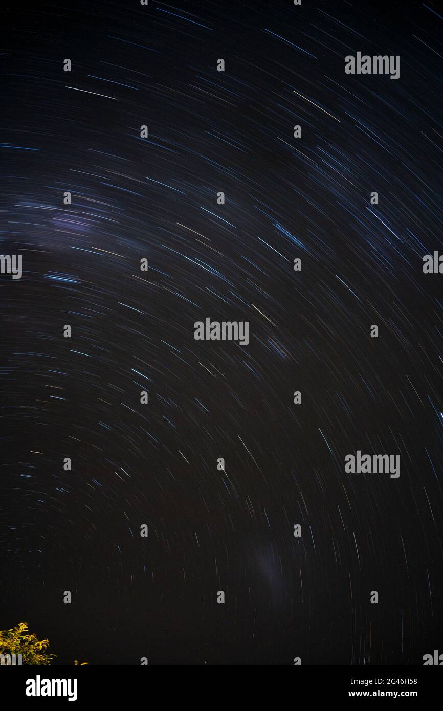 Foto a lunga esposizione di un cielo notturno con stelle trainate in Australia Foto Stock