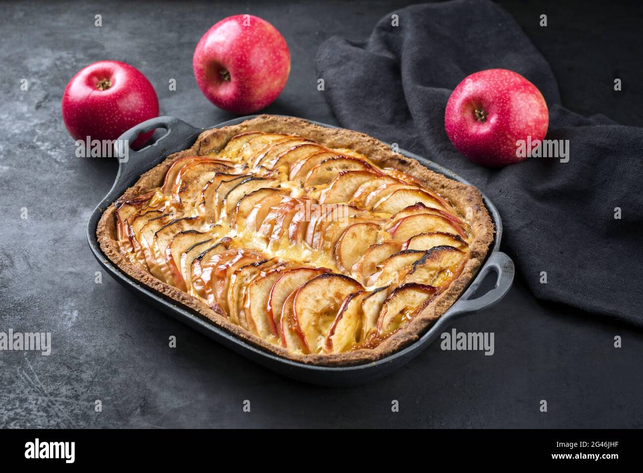 Tradizionale tarte francese di mele offerto come primo piano su una padella di ghisa di design Foto Stock