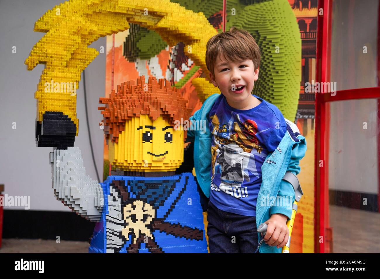 Sebby Brett, sette anni, durante una visita a Legoland a Windsor. Sebby, che soffre di una condizione medica simile alla paralisi cerebrale che lo ha lasciato incapace di camminare per brevi distanze senza aiuto, è stato detto di dimostrare di poter camminare prima di essere permesso su un parco a tema, durante una visita precedente, Ma è tornato a Legoland dopo che ha cambiato le sue procedure di evacuazione. Data immagine: Sabato 19 giugno 2021. Foto Stock