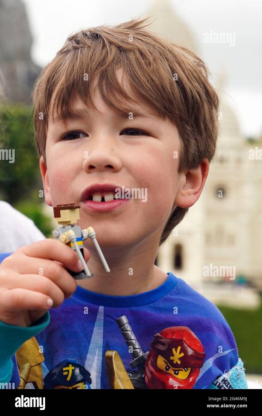 Sebby Brett, sette anni, durante una visita a Legoland a Windsor. Sebby, che soffre di una condizione medica simile alla paralisi cerebrale che lo ha lasciato incapace di camminare per brevi distanze senza aiuto, è stato detto di dimostrare di poter camminare prima di essere permesso su un parco a tema, durante una visita precedente, Ma è tornato a Legoland dopo che ha cambiato le sue procedure di evacuazione. Data immagine: Sabato 19 giugno 2021. Foto Stock