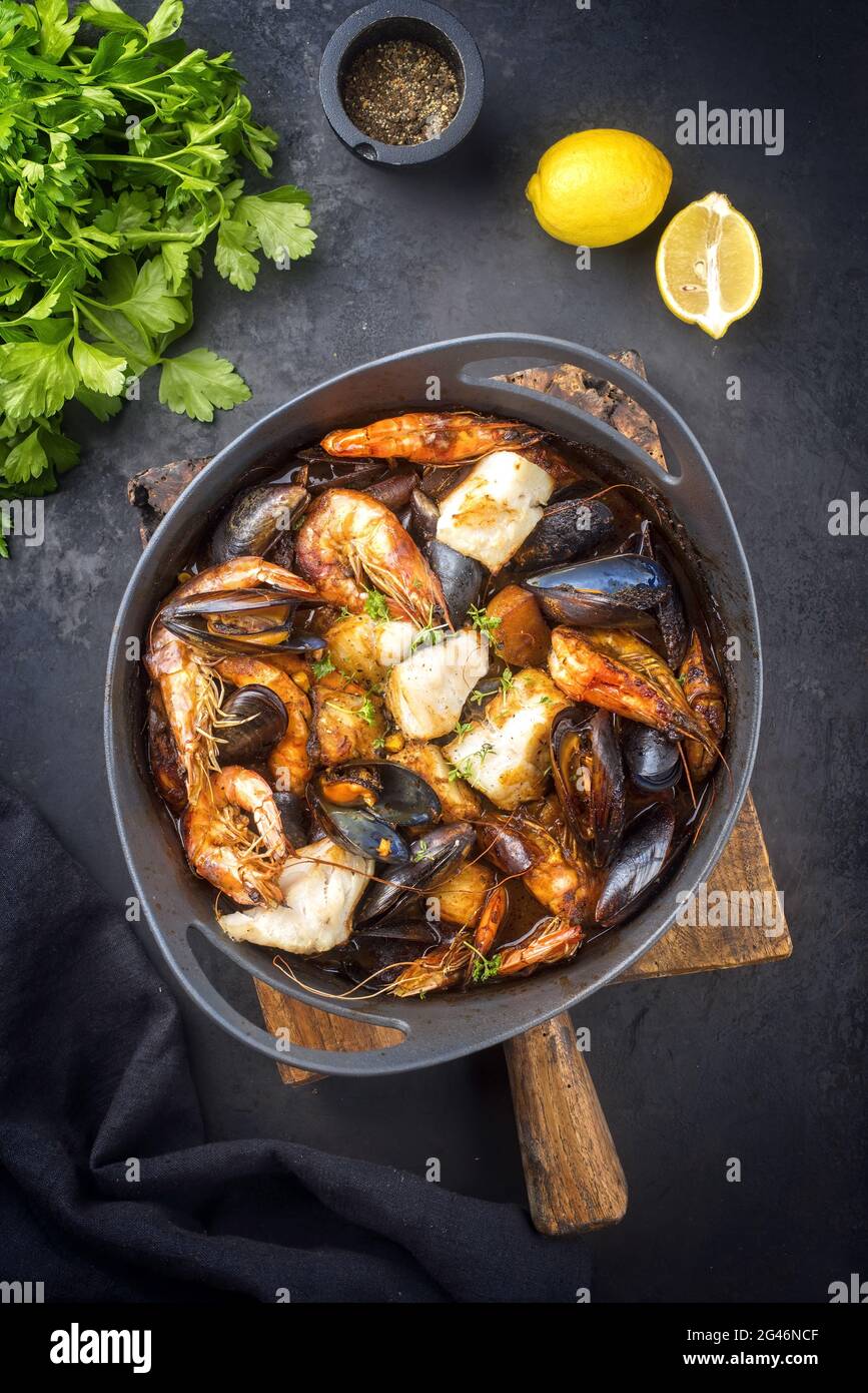 Tradizionale bouillabaisse di pesce francese con pesce Foto Stock