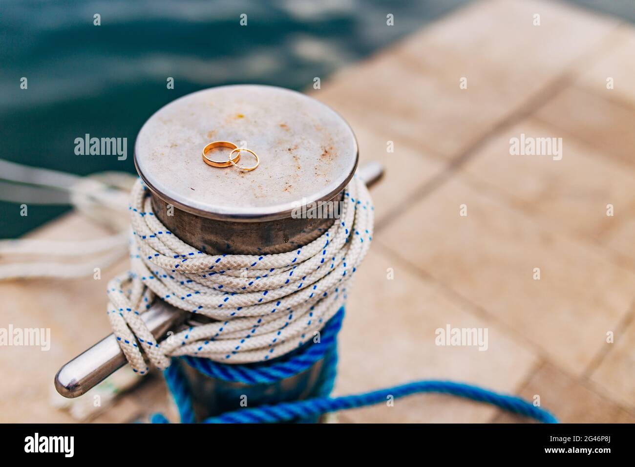 Gli anelli di nozze di coppie di sposi novelli vicino al mare. Impegno anelli in oro Foto Stock