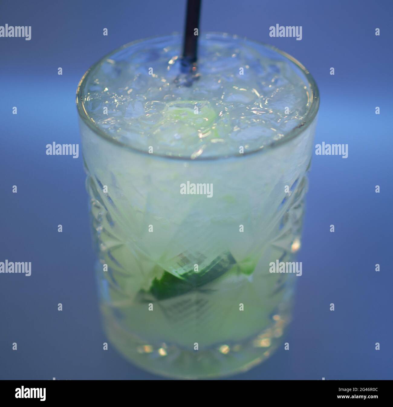 Caipiroska, cocktail a base di vodka e succo di lime in un bicchiere con un sacco di ghiaccio Foto Stock