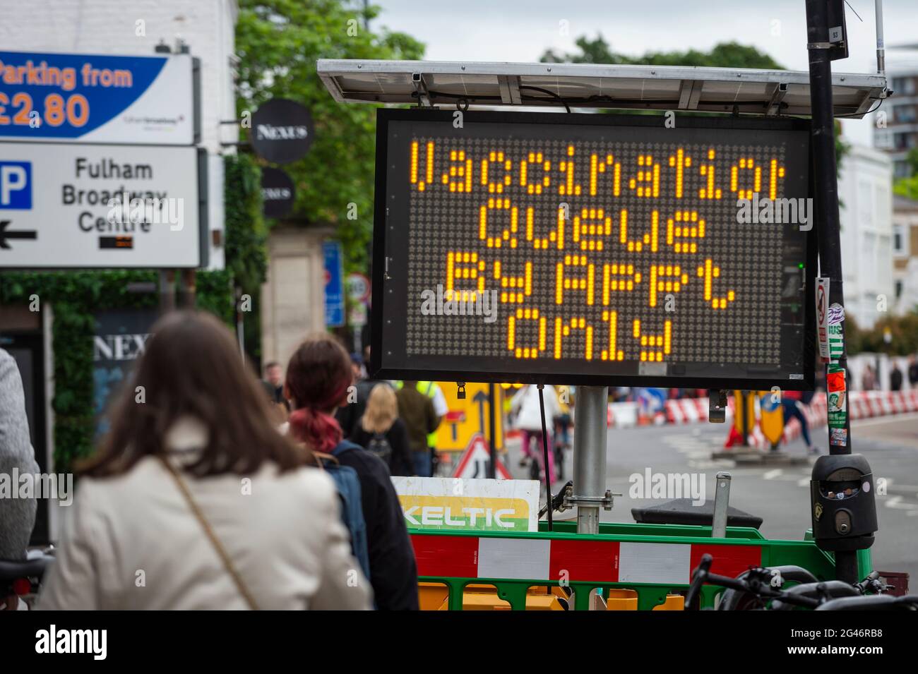 Londra, Regno Unito. 19 giugno 2021. Un cartello che indica alla gente un centro di vaccinazione di massa a Stamford Bridge, la casa del Chelsea FC, poiché la capitale mira a 100,000 dosi somministrate al giorno. West Ham, Charlton e Tottenham Hotspur sono altri club di calcio londinesi che offrono walk-in. Con l’aumento dei casi della variante Delta, il governo britannico ha invitato tutti gli oltre 18 anni a vaccinare Covid-19 nel tentativo di far vaccinare quante persone entro il 19 luglio, data riveduta in cui tutte le restrizioni di blocco sono allentate. Credit: Stephen Chung / Alamy Live News Foto Stock