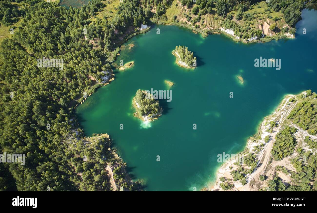 Lago in foresta paesaggio aereo sopra la vista dall'alto in una giornata di sole luminoso Foto Stock