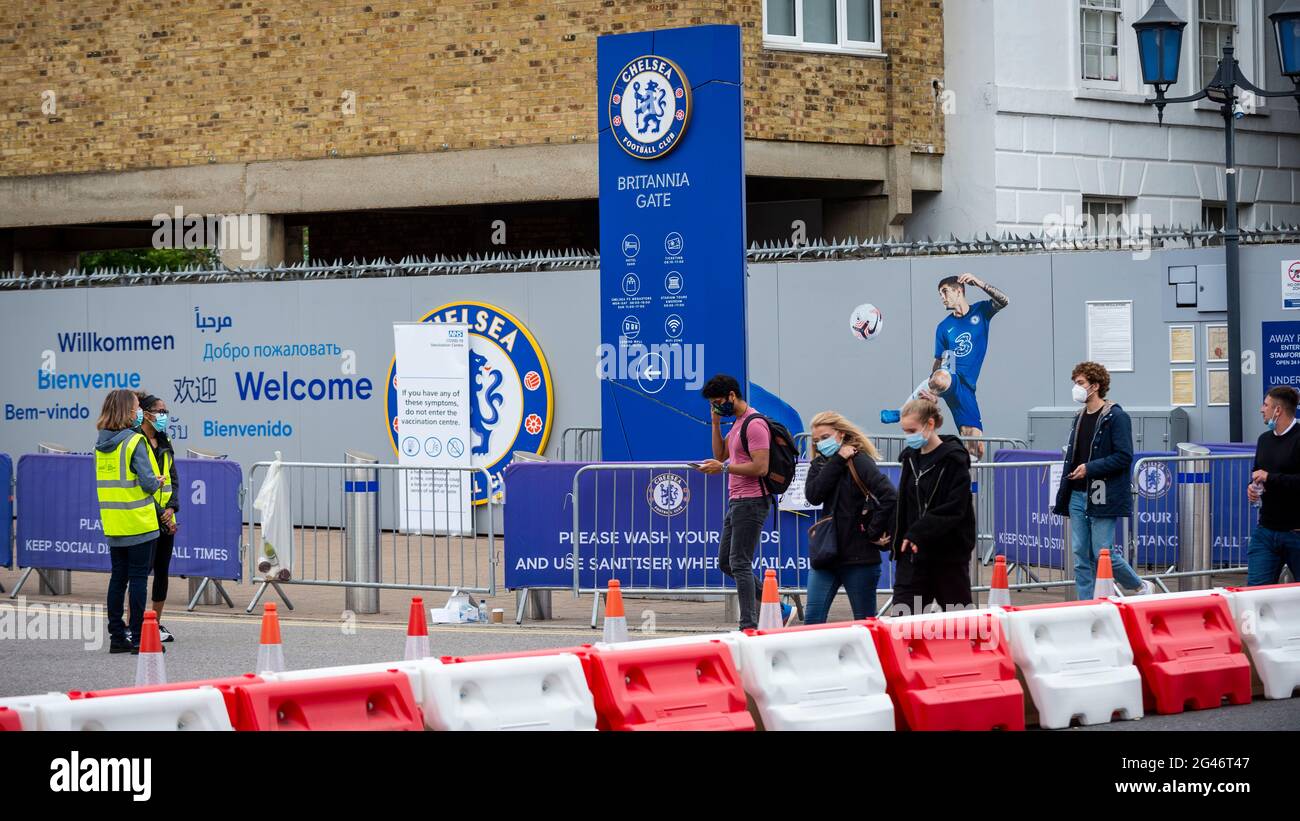 Londra, Regno Unito. 19 giugno 2021. Le persone si accodano per ricevere un jab vaccino Pfizer presso un centro di vaccinazione di massa a Stamford Bridge, la casa del Chelsea FC, poiché la capitale mira a 100,000 dosi somministrate al giorno. West Ham, Charlton e Tottenham Hotspur sono altri club di calcio londinesi che offrono walk-in. Con l’aumento dei casi della variante Delta, il governo britannico ha invitato tutti gli oltre 18 anni a vaccinare Covid-19 nel tentativo di far vaccinare quante persone entro il 19 luglio, data riveduta in cui tutte le restrizioni di blocco sono allentate. Credit: Stephen Chung / Alamy Live News Foto Stock