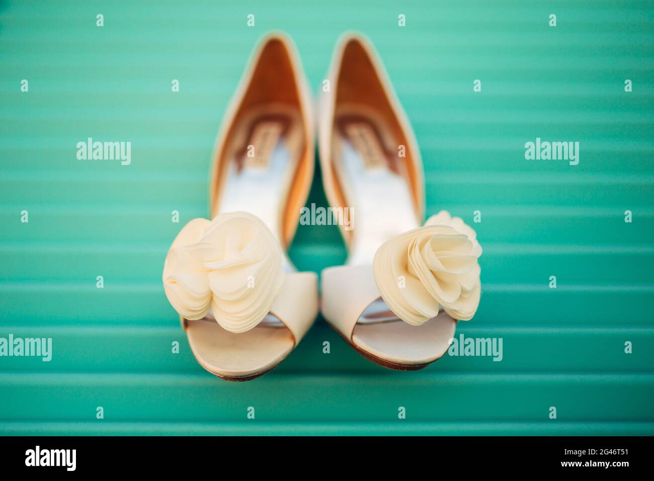 Scarpe di nozze della sposa su un blu sullo sfondo di legno Foto Stock