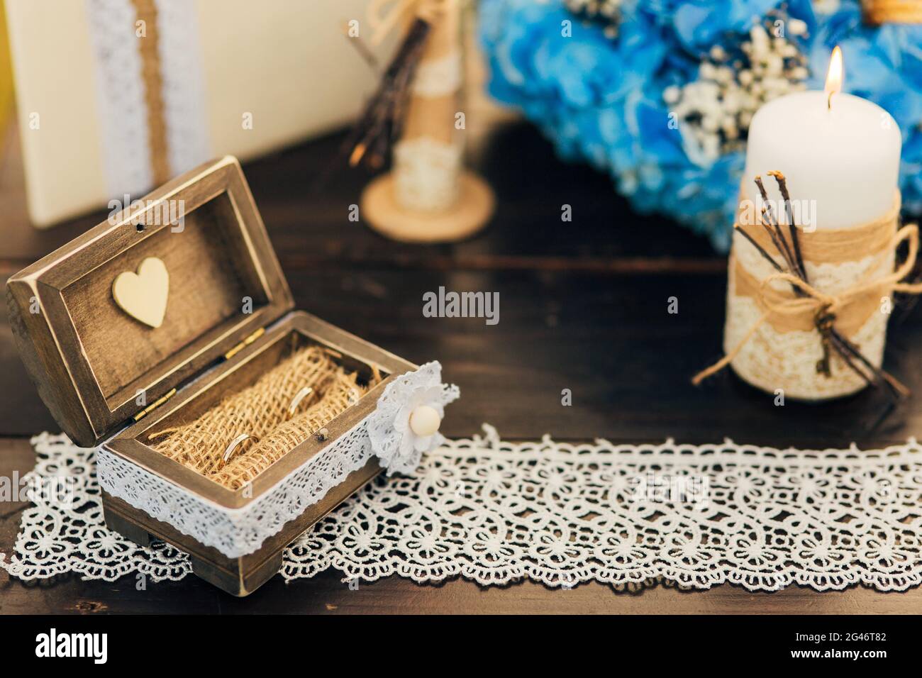 Gli anelli di nozze degli sposi in una scatola. Impegno anelli in oro Foto Stock
