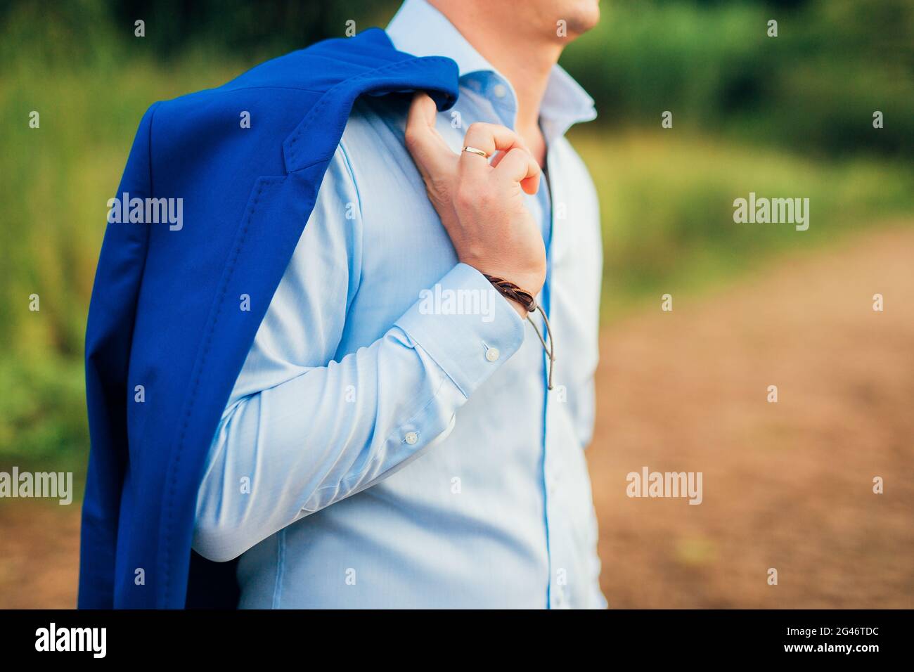 Lo sposo di close-up di mani Foto Stock