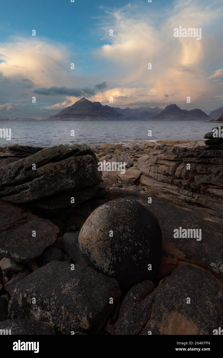 litorale roccioso e cuillins nero con cielo di tramonto all'isola di elgol di skye Foto Stock