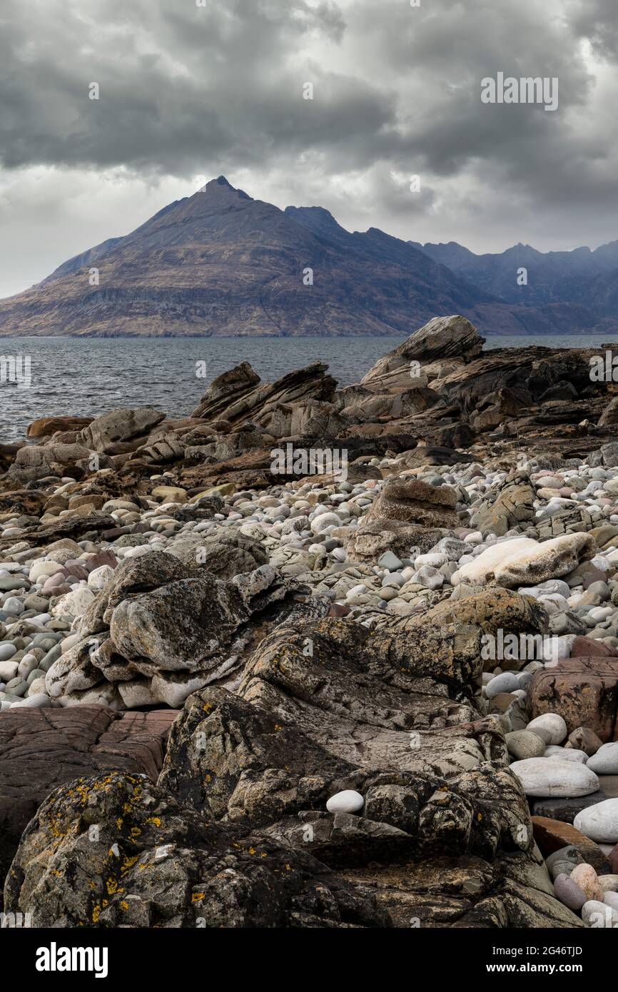 litorale roccioso e cuillin nero con cielo tempestoso all'isola elgola di skye Foto Stock