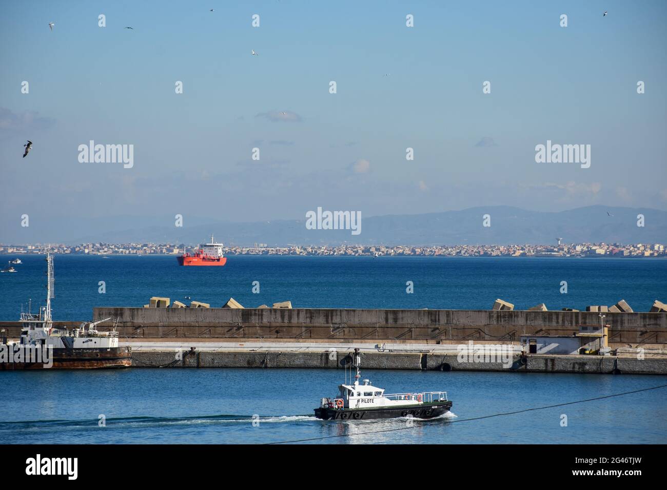 Vista ad alto angolo di un piccolo porto con imbarcazioni a protezione civile. Foto Stock