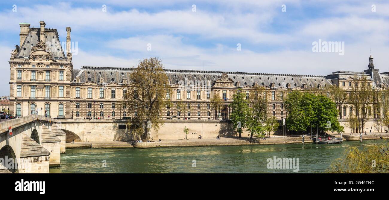 Splendidi edifici storici di Parigi e uno dei più antichi ponti (Pont Royal) sul fiume Senna. Francia. Aprile 2019 Foto Stock