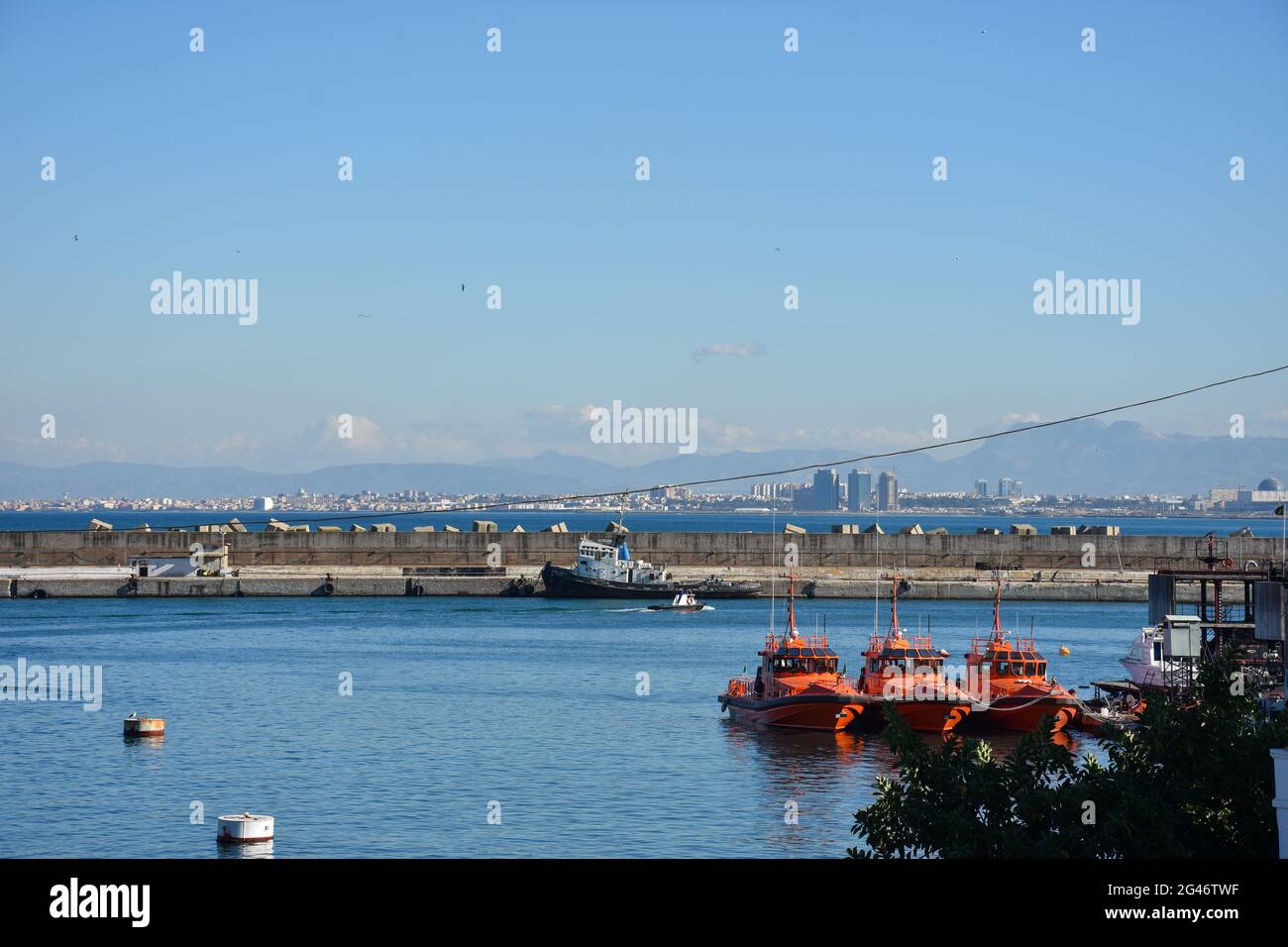 Vista ad alto angolo di un piccolo porto con imbarcazioni a protezione civile. Foto Stock