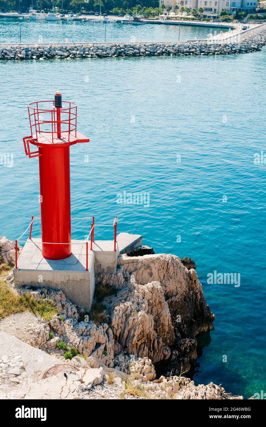 Faro rosso sulla costa di Makarska Foto Stock