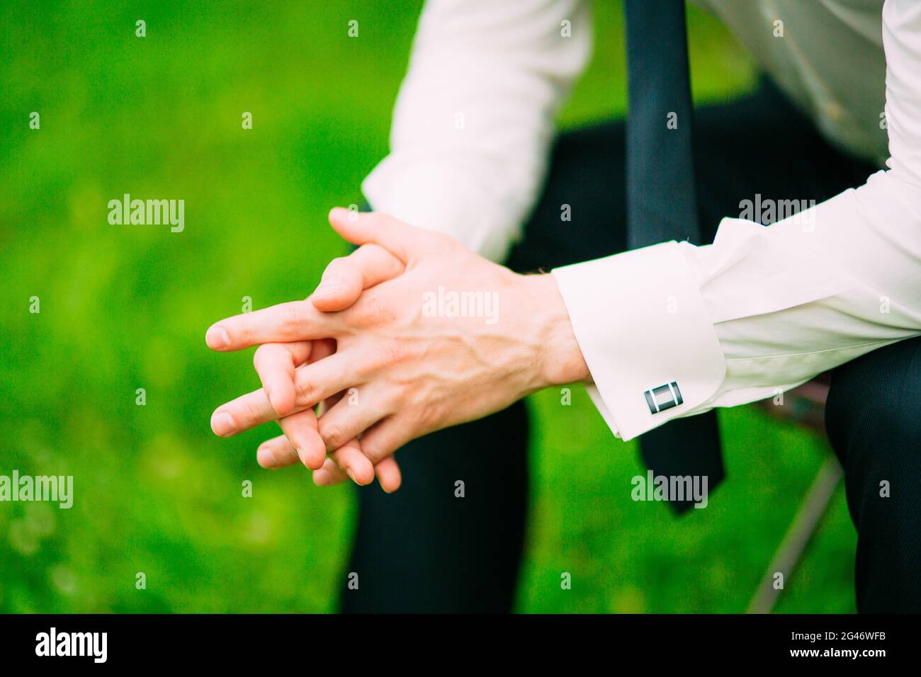 Le mani dell'uomo. Ha attraversato il dito Foto Stock