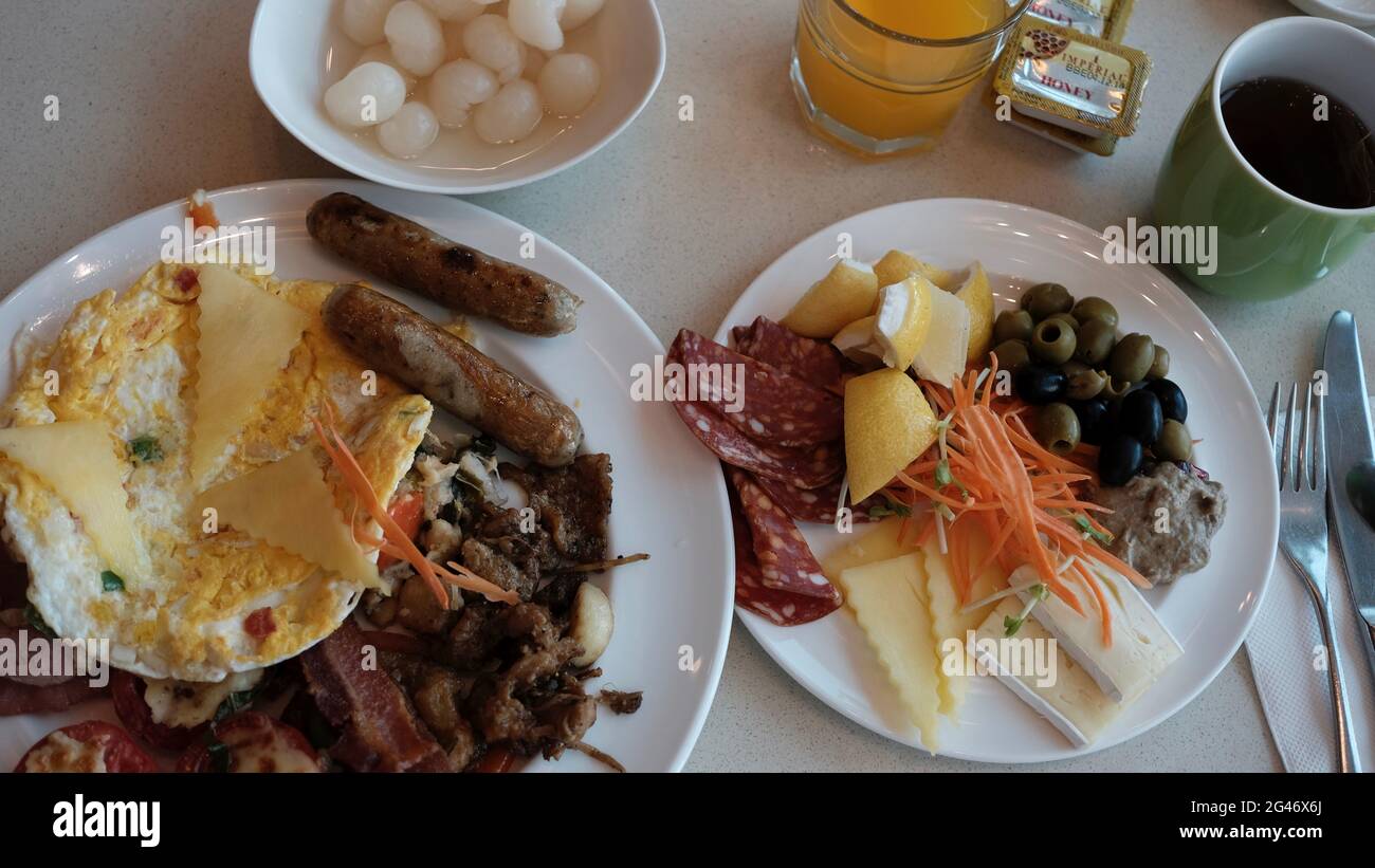 Ristorazione caffè e colazione internazionale a buffet Smorgasbord Foto Stock