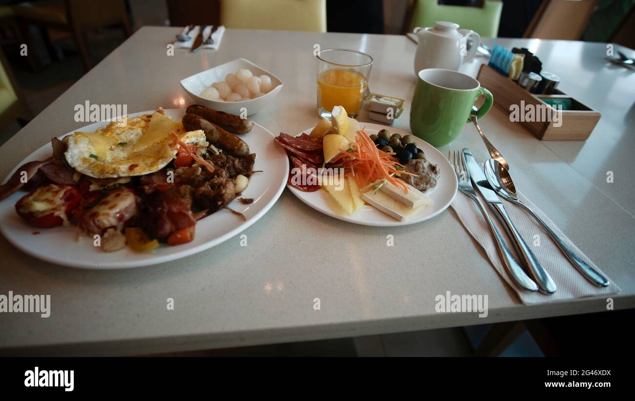 Ristorazione caffè e colazione internazionale a buffet Smorgasbord Foto Stock