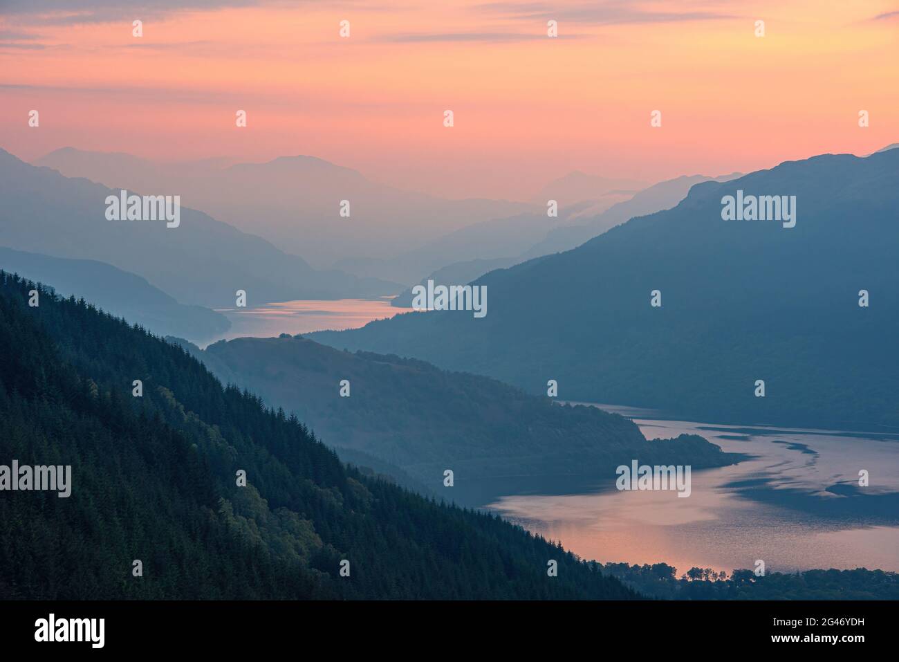 Una nebbia di mattina presto che blocca l'alba sul Loch Lomond nelle Highlands scozzesi Foto Stock