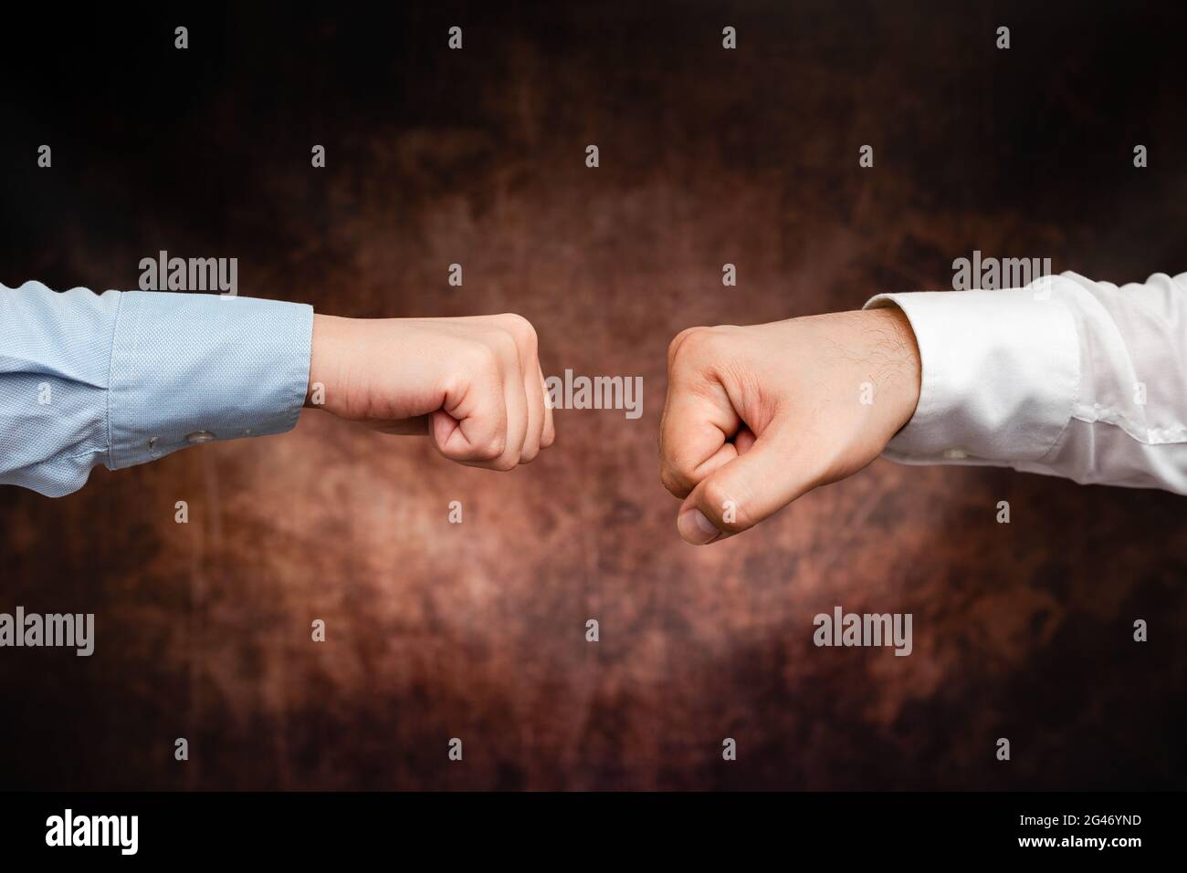 Uomini d'affari aziendali Handshake Indoors.Two persone professionalmente ben vestito gesturing togetherness.Working colleghi Partners Foto Stock