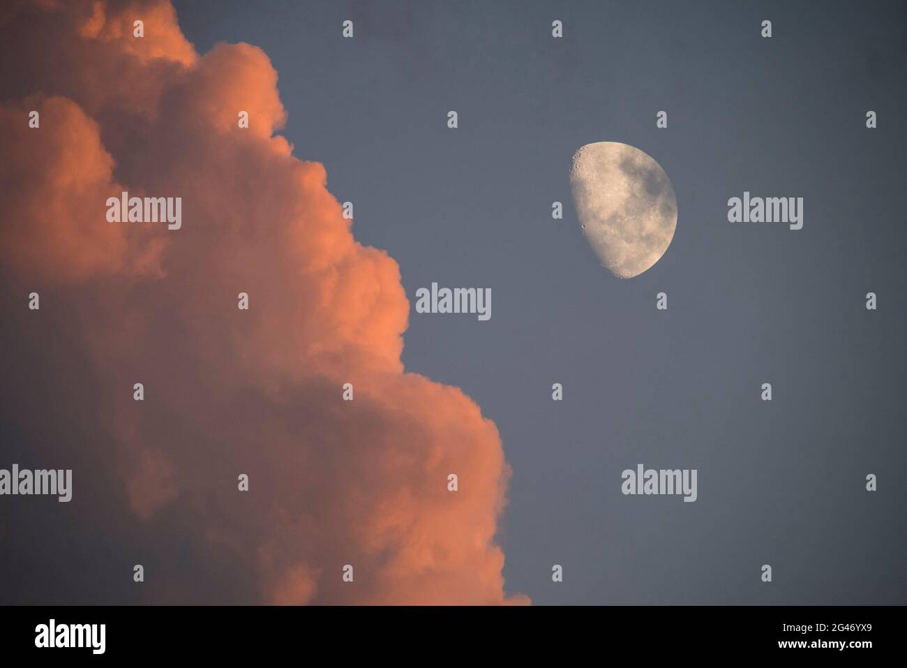 Luna piena in un cielo notturno, Patagonia, Argentina Foto Stock