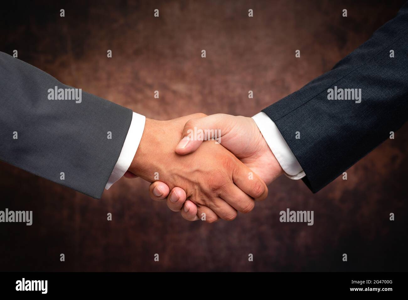 Uomini d'affari aziendali Handshake Indoors.Two persone professionalmente ben vestito gesturing togetherness.Working colleghi Partners Foto Stock