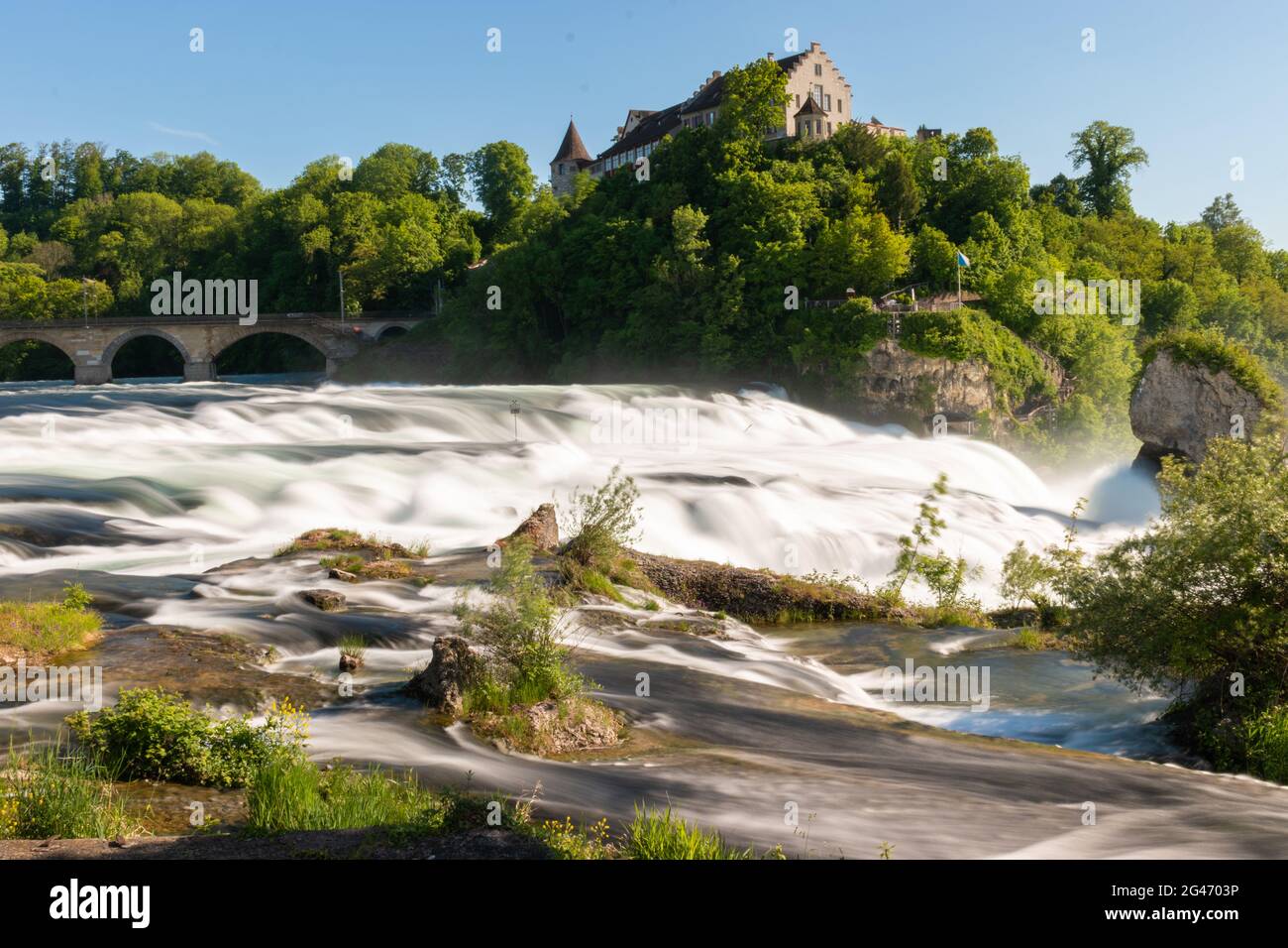 Le cascate del Reno sono le cascate più grandi d'Europa, situate vicino a Schaffhausen in Svizzera nel 28.5.2021 Foto Stock