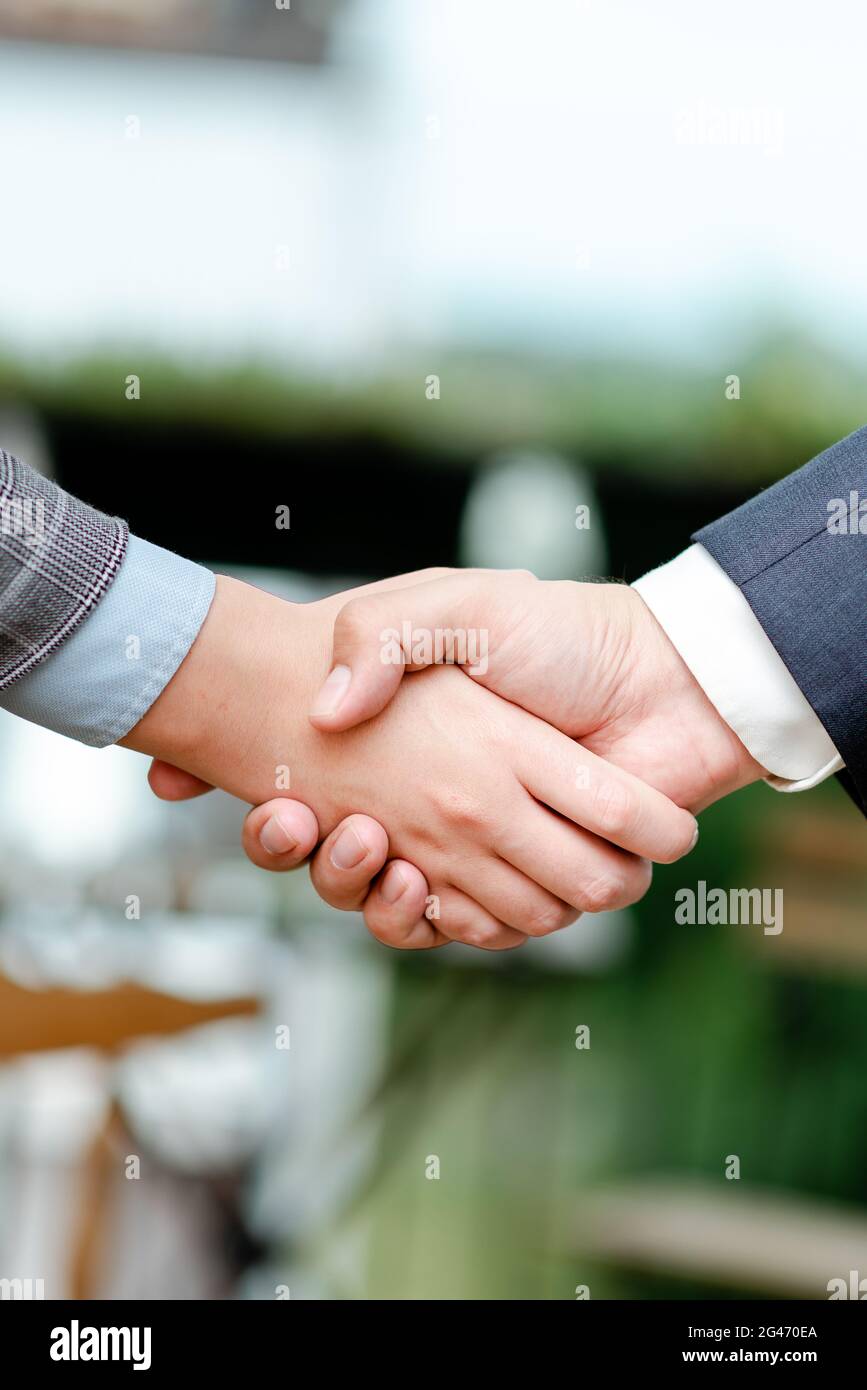 Uomini d'affari aziendali Handshake Indoors.Two persone professionalmente ben vestito gesturing togetherness.Working colleghi Partners Foto Stock