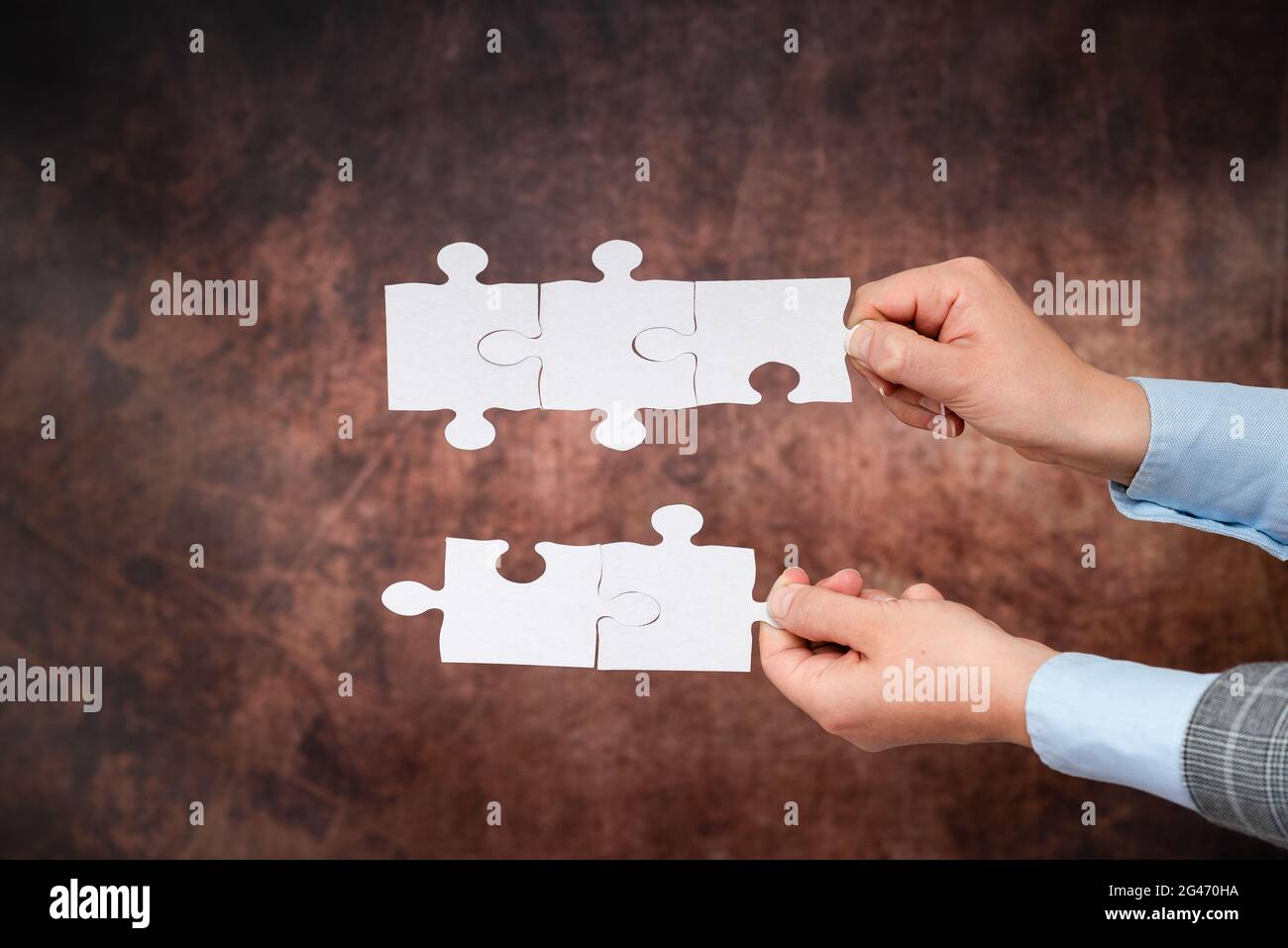 Mani che tiene due pezzi di Jigsaw Puzzle.Cooperation per trovare e risolvere le idee mancanti a work.businessman trovare strategia Foto Stock