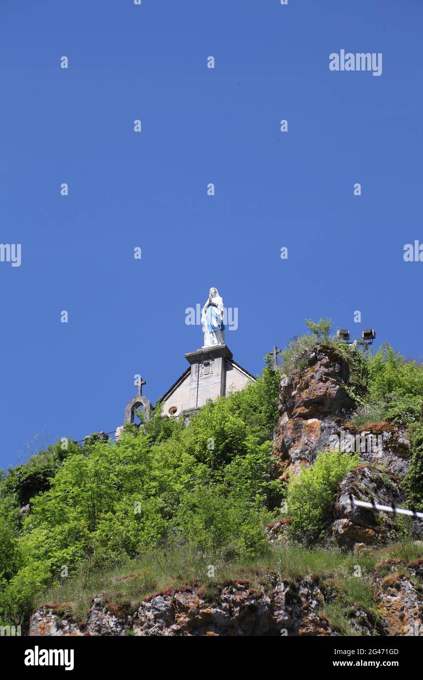 Statua di Notre Dame du Rocher in cima alla cappella, costruita nel 1876 sull'ex castello medievale, Meyrueis, in un ambiente spettacolare, Gole del Tarn e Jonte, e i Grands Causses, Parco Nazionale di Cevennes, Occitania, presto essere elencato Grand Site di Francia Foto Stock