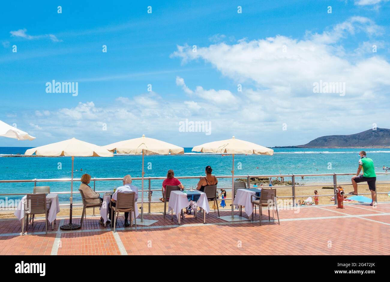 Las Palmas, Gran Canaria, Isole Canarie, Spagna. 19 giugno 2021. La gente del posto e il turista dispari crogiolarsi sulla spiaggia della città a Las Palmas su Gran Canaria con le temperature del fine settimana nel Celcius medio-alto 20s. Credit: Alan Dawson/Alamy Live News Foto Stock