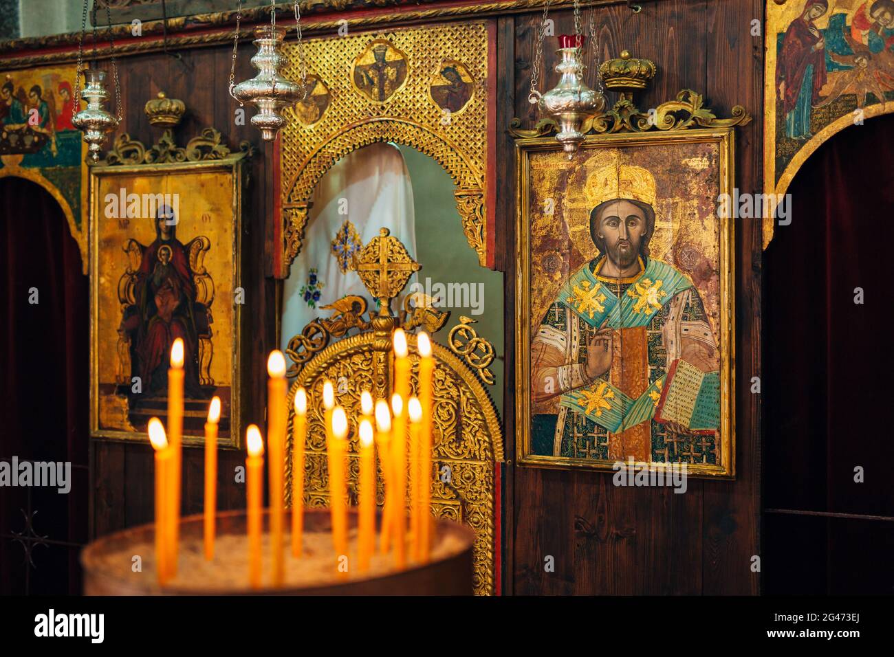 L'interno della chiesa. Icone, lampadario, candele in una piccola chiesa Foto Stock