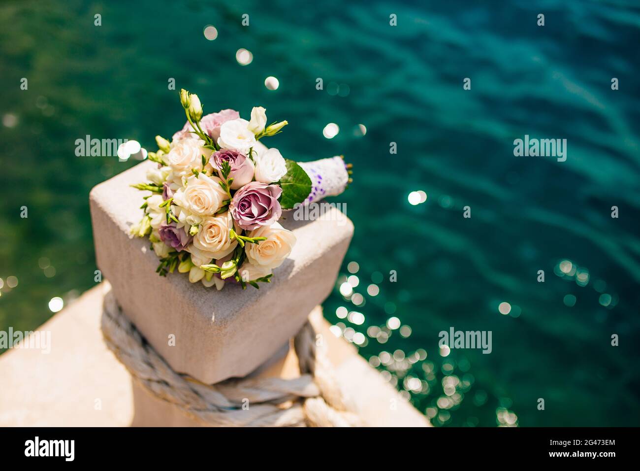 Un bouquet nuziali vicino al mare Foto Stock