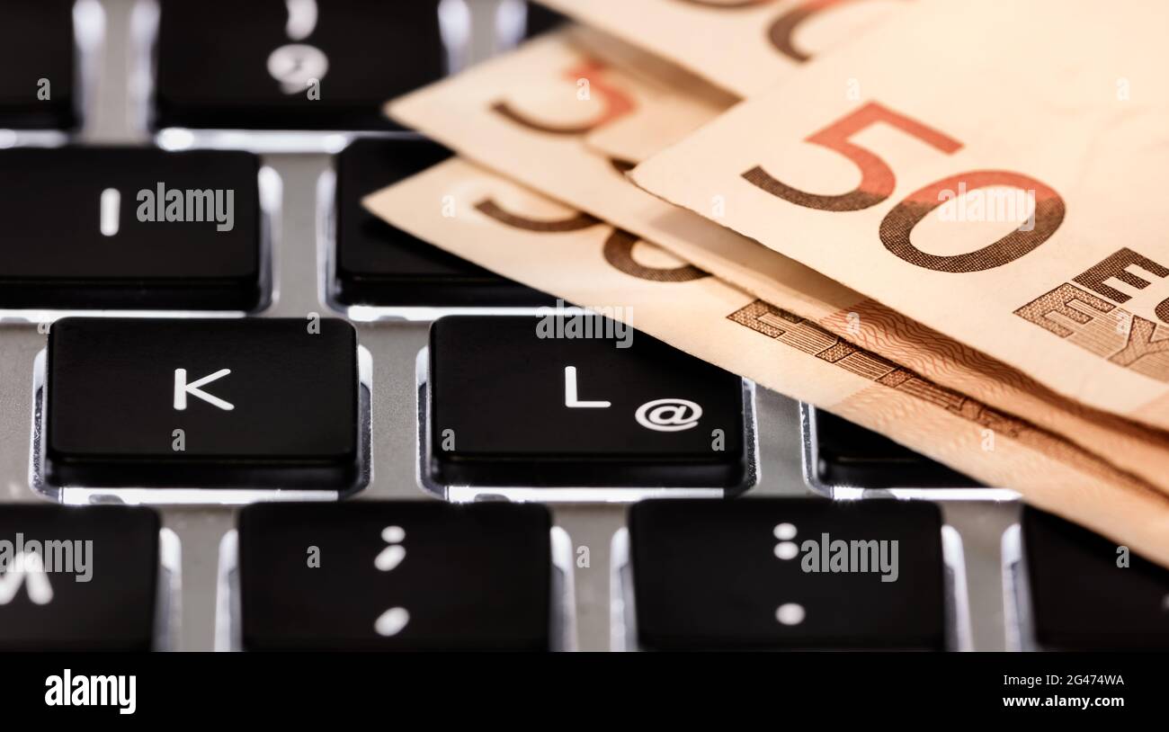 Tastiera per computer, Internet costo / reddito, fare soldi sulla rete, frode online, costi aggiuntivi Foto Stock
