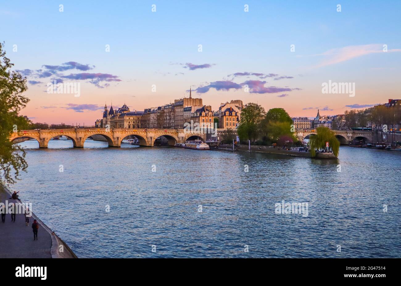 Parigi / Francia - Aprile 04 2019: Il ponte più antico ( Pont Neuf ) attraverso la Senna e gli edifici storici di Parigi al tramonto Foto Stock