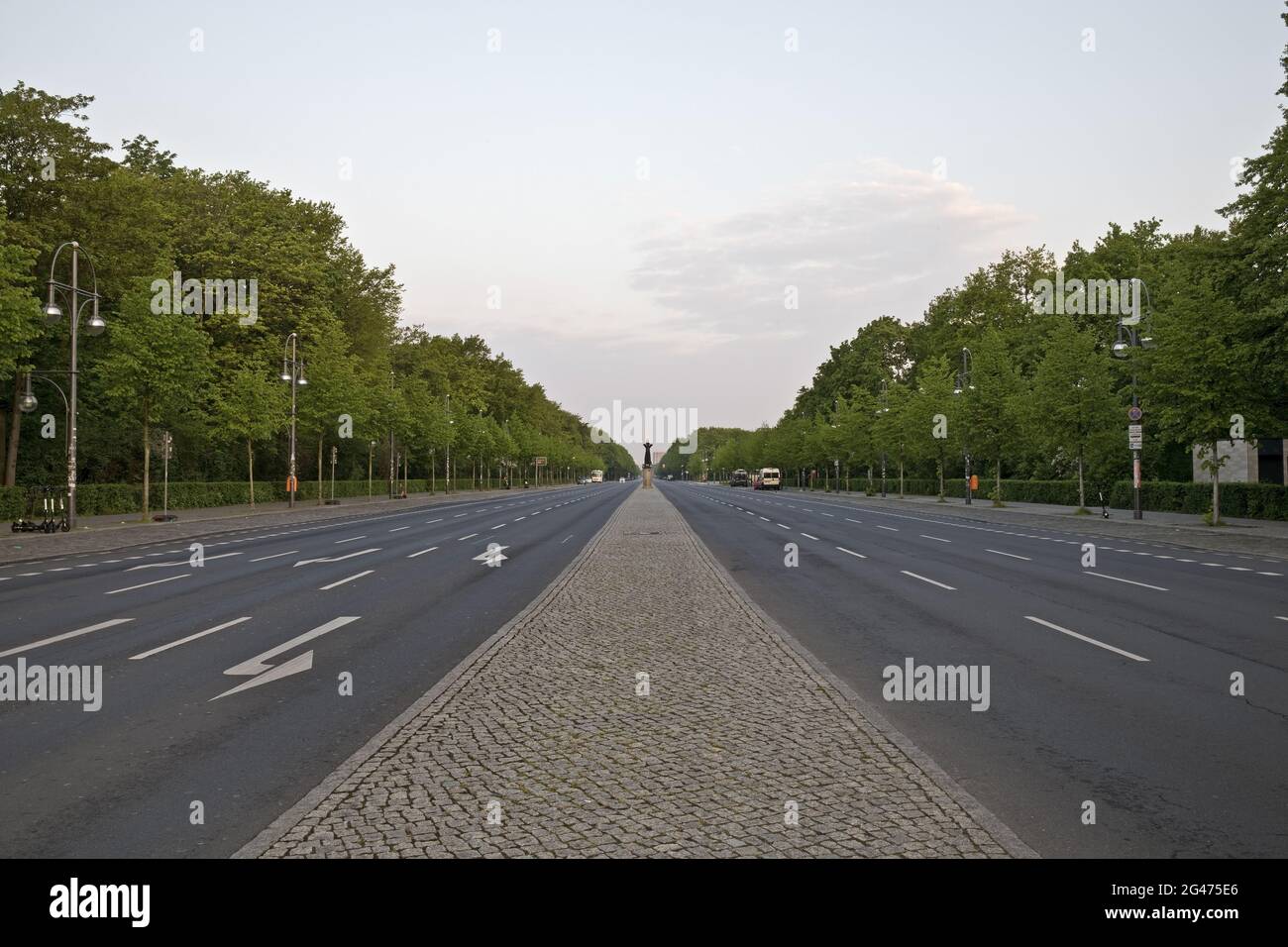 Via vuota del 17 giugno nella mattina presto, distanza sociale, coronavirus, Berlino, Germania Foto Stock