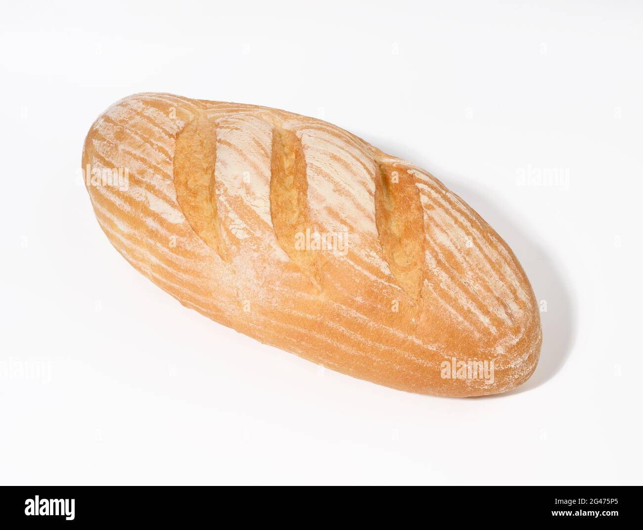 Pane oblungo cotto a base di farina bianca di grano su un piatto bianco Foto Stock