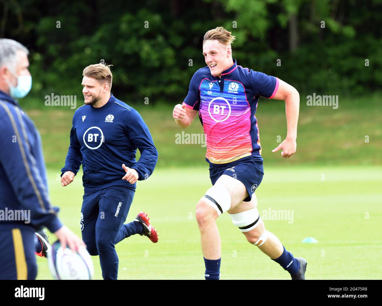 Oriam Sports Performance Center, Riccarton, Edimburgo, Scozia. Regno Unito .18 giugno 21.Scotland squadra di rugby . L/r George Turner & Cameron Henderson è raffigurato durante la sessione di addestramento per l'Inghilterra UN fixture . Credit: eric mcowat/Alamy Live News Foto Stock