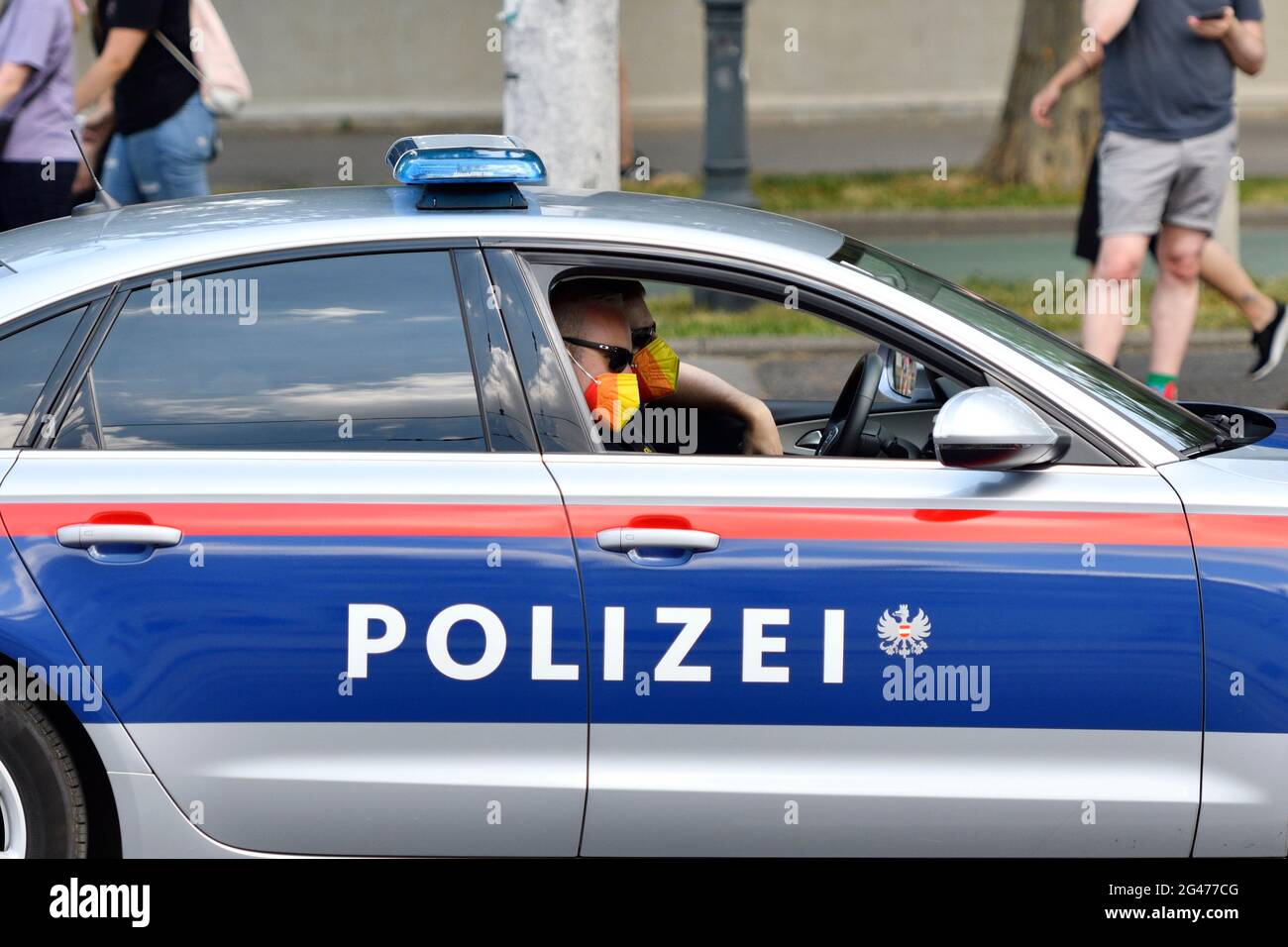 Vienna, Austria. 19 giugno 2021. Per la venticinquesima volta si terrà la sfilata dell'arcobaleno (Vienna Pride) sulla Ringstrasse di Vienna. Quest'anno, la sfilata si svolgerà senza veicoli, cioè a piedi, con una sedia a rotelle o una bicicletta, e sta quindi tornando alle sue radici. Credit: Franz PERC / Alamy Live News Foto Stock