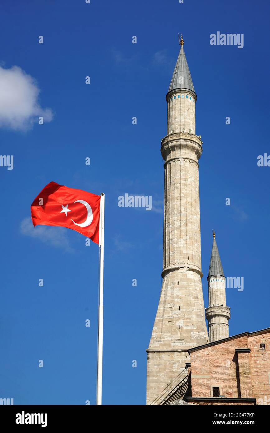 Istanbul,9, Ottobre, 2018: Vista prospettica ad angolo basso di due minareti con bandiera nazionale e Moschea di Hagia Sophia contro il cielo blu, Istanbul, Turchia Foto Stock